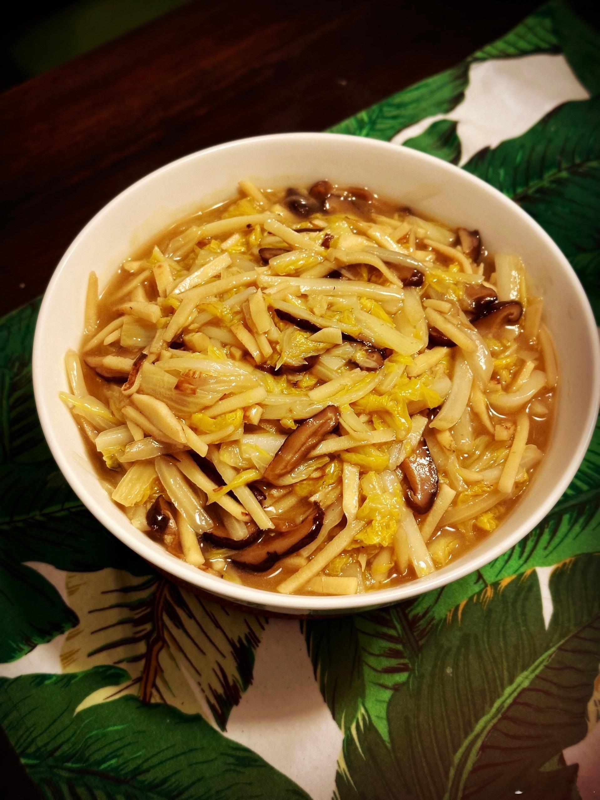 家常小菜也用心。香菇冬笋烂糊肉丝，不放肉丝，用了点肉汤，四种油。比荤菜还好吃。做