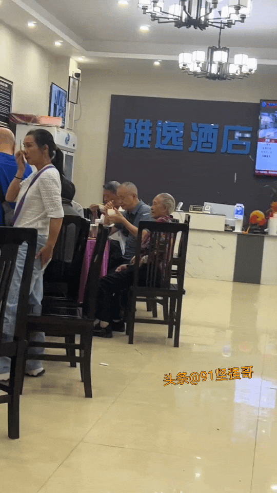 老太太身子骨真硬朗！