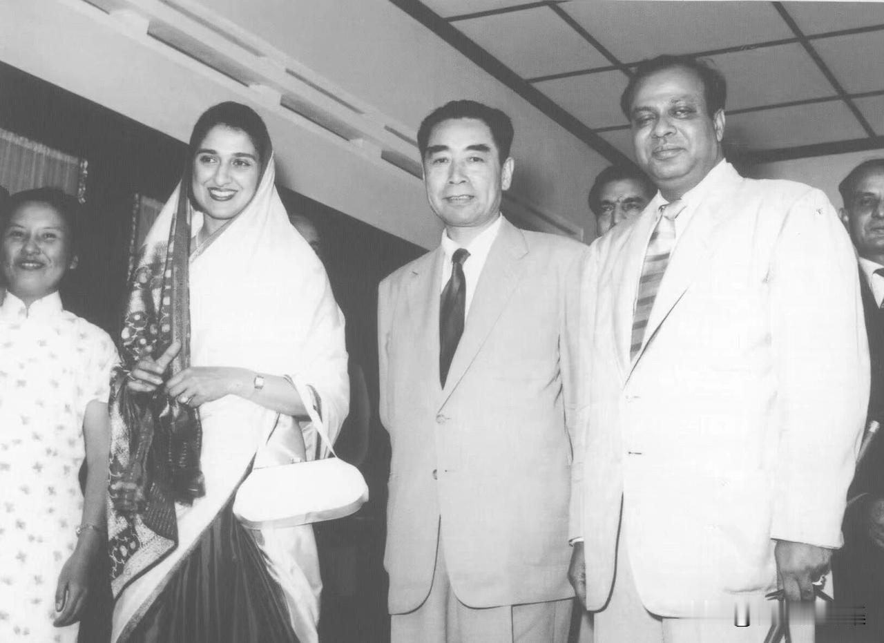 1955年4月万隆会议期间，周恩来总理会见巴基斯坦总理穆罕默德·阿里。期间，周恩