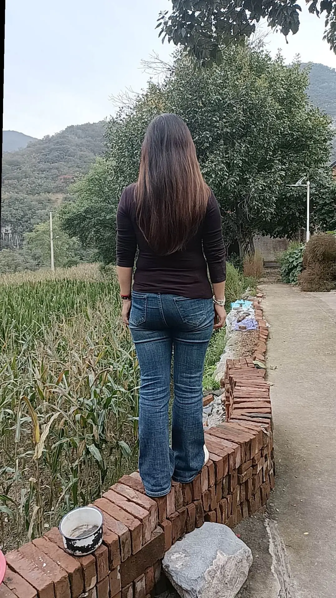 “别让别人为难，也别让自己难堪。       格局大一点，有缘走不散...