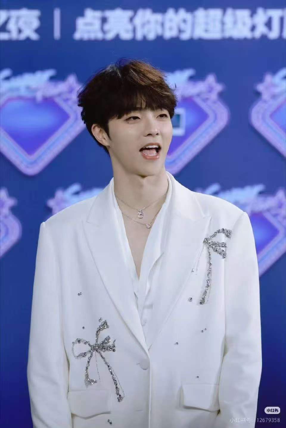 陈立农自己和自己玩陈立农玩手影 候场时的农农真是童心未泯，一个人对着墙壁玩手影，