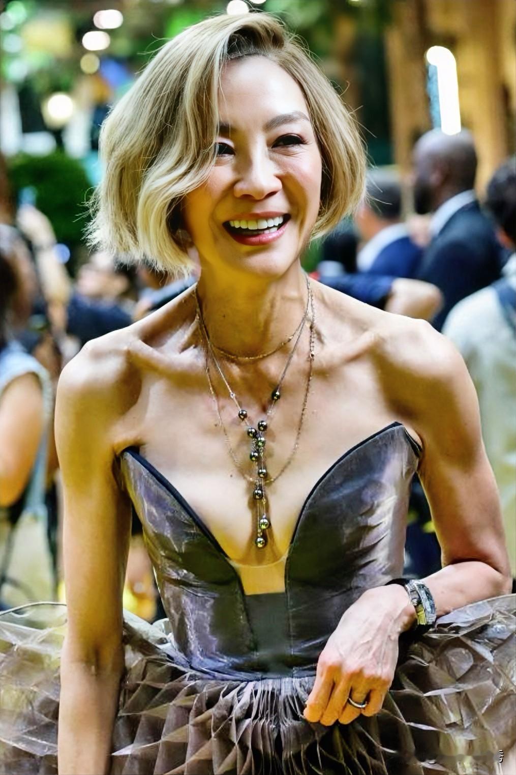 她演技不输巩俐，有国际知名度，好多人都说她有“骨感”美！

她穿着抹胸连衣裙，精