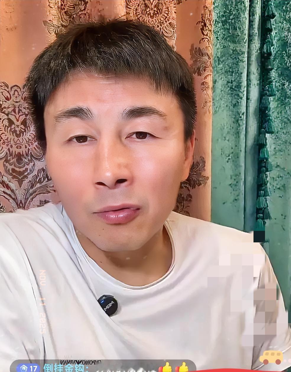 前国脚李玮锋icon爆了一个料。他在直播间表示，01年十强赛国足阵中有很多大哥级