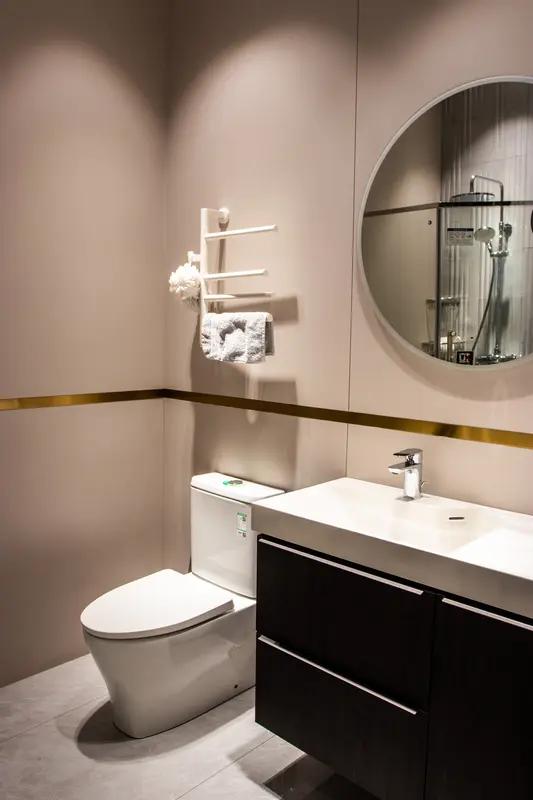 城里如厕不臭？真相来了

城里人家厕所安在屋里，咋就闻不到臭味？这事儿，说简单也