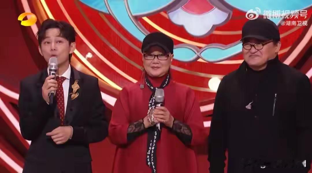 刘欢33岁女儿结婚，婚礼现场画面流出，一头红发笑容灿烂；此前刘欢曾带女儿走红毯