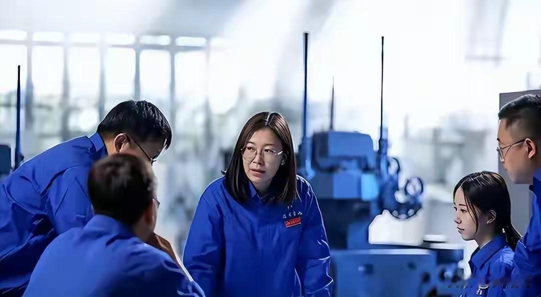 最近北方军工生产线画面曝光，ZRY222轻型履带无人战车正全速量产，这款去年九三