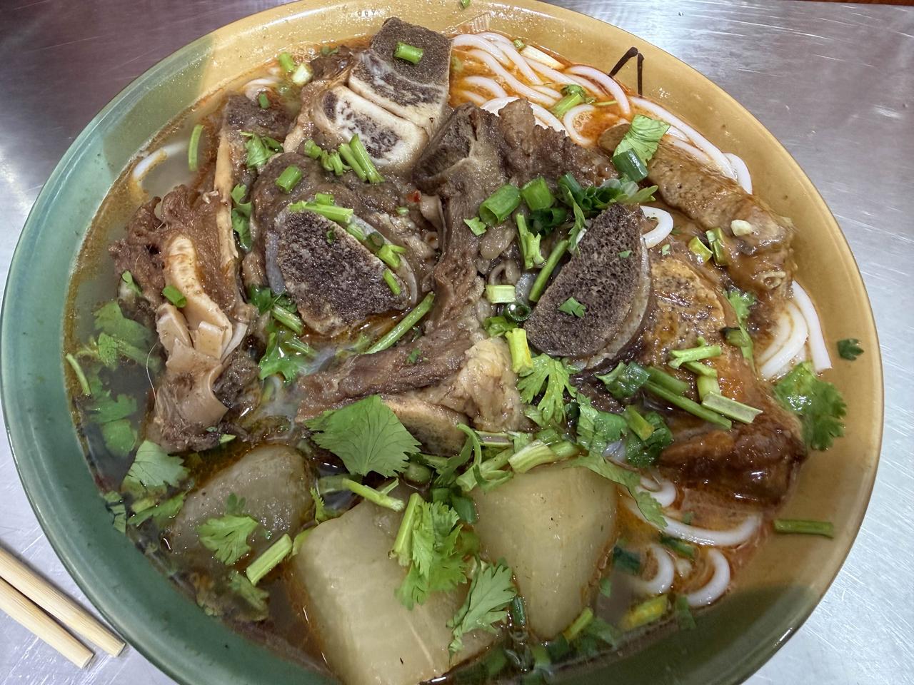 早上找了一家汉马哥牛骨粉店，在昨晚那家张熊牛骨面馆的马路对面，十七元，量很大，中
