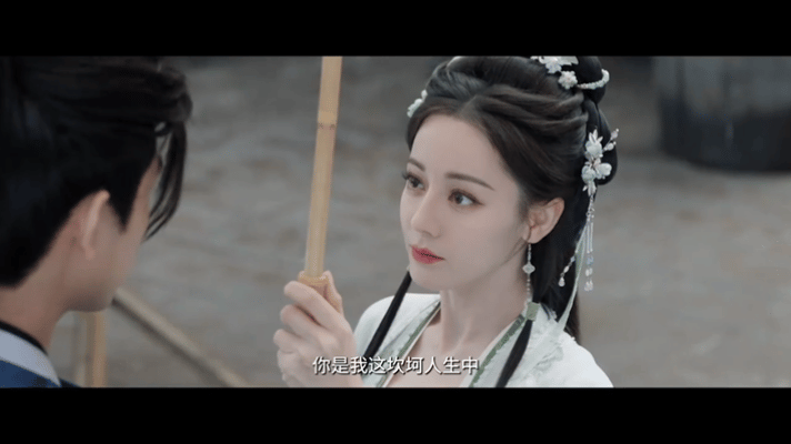 陈飞宇从热巴肩膀摸到小臂陈飞宇迪丽热巴自然的肢体接触白日提灯很多人都觉得路透比官