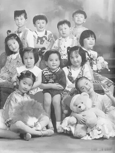 这些孩子们都一个比一个好看。大美人刘亦菲也在里面，你们认出来了吗？#娱乐聚焦#