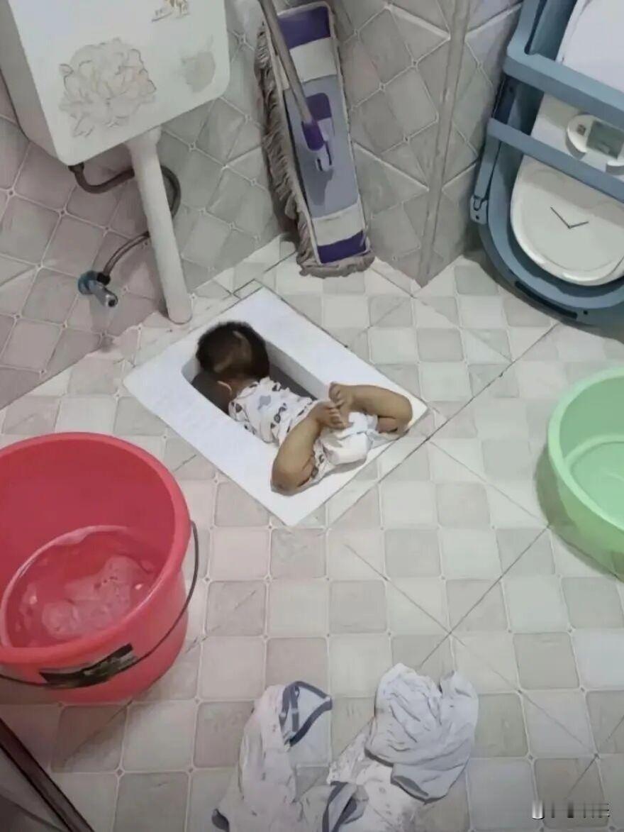 谁家会让小孩这么玩，爬到蹲便器里玩，就不怕小孩喝两口。