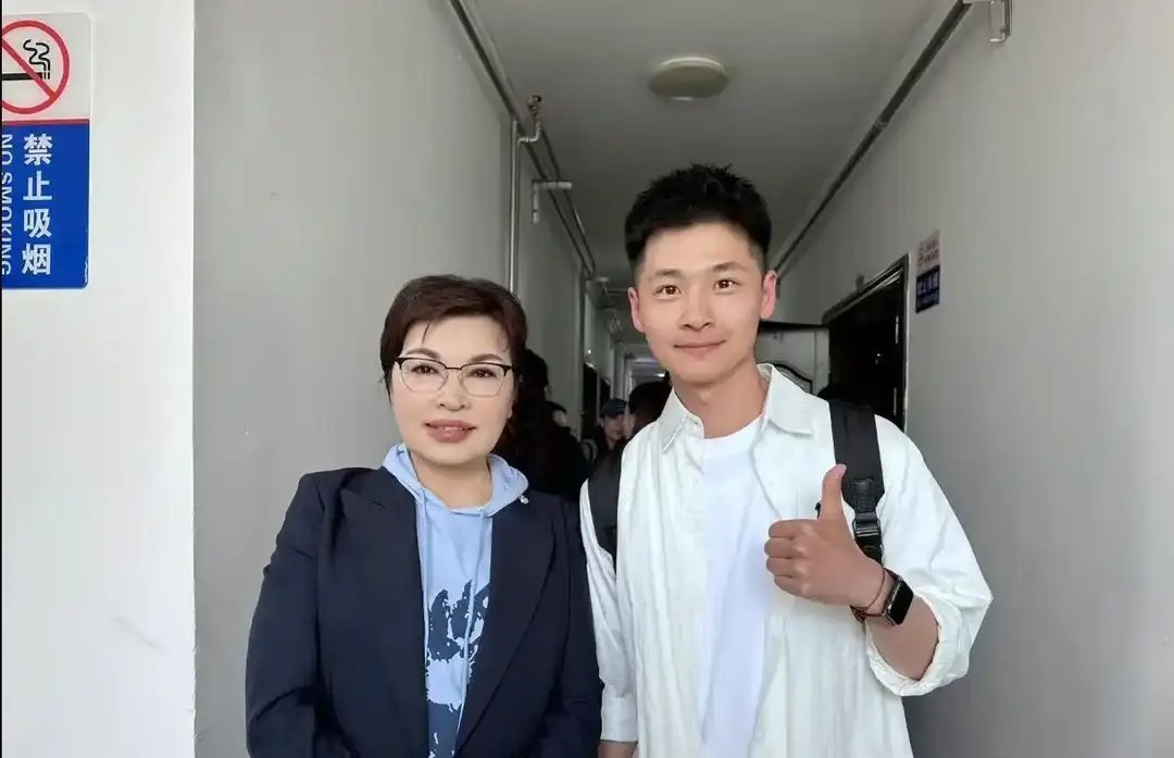 李瑞英和儿子照片中不难看出，她儿子身高至少有一米九，气度不凡 