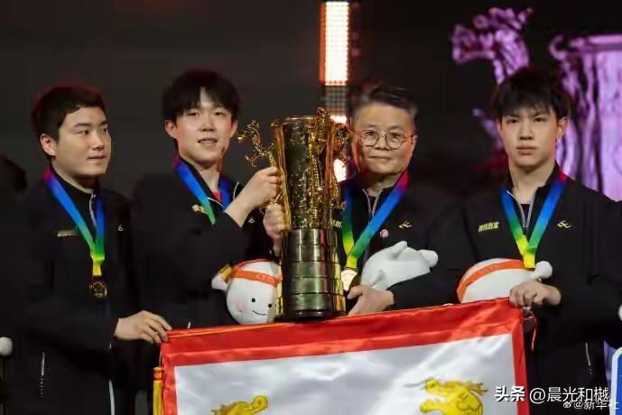 2025年王楚钦夺得国内三个冠军

第一个：2   4赛季乒超联赛男团冠军
本年