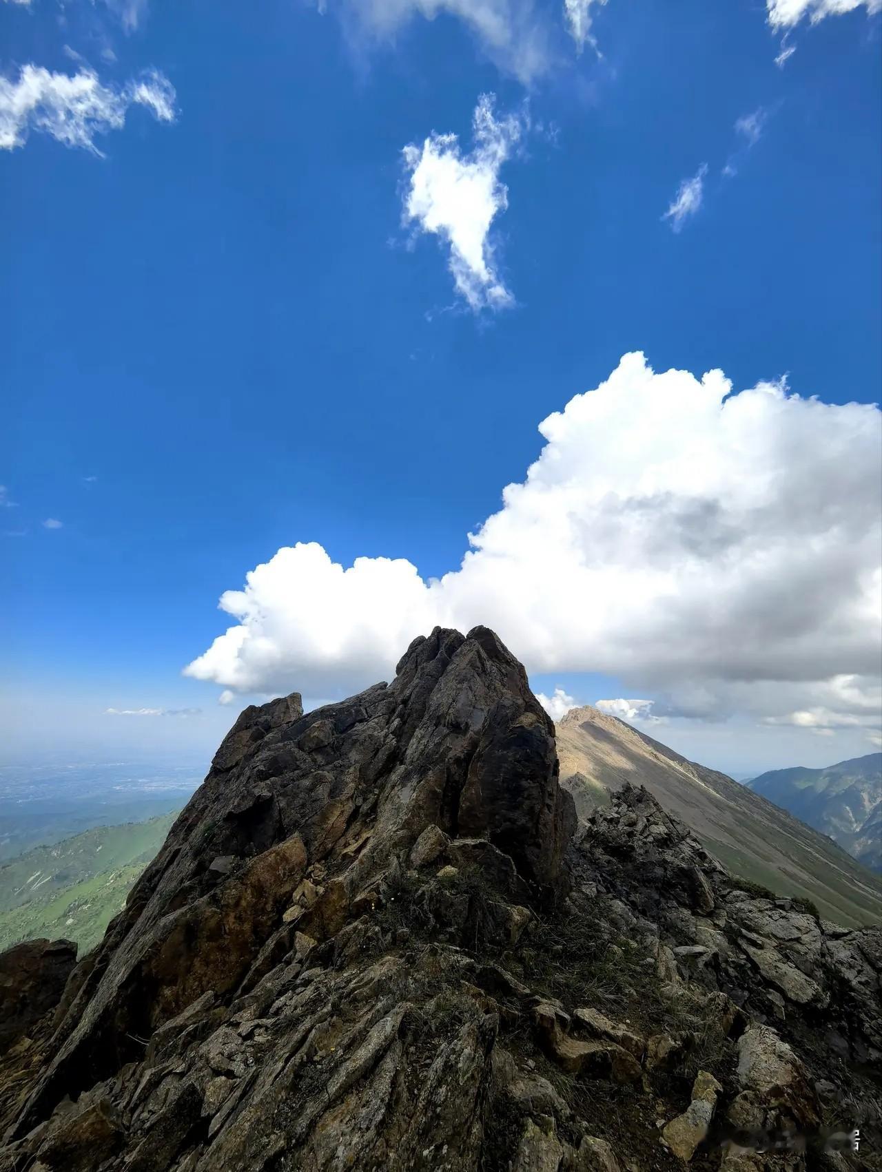 上联：云飘三山五岳；
下联：雨落四面八方。