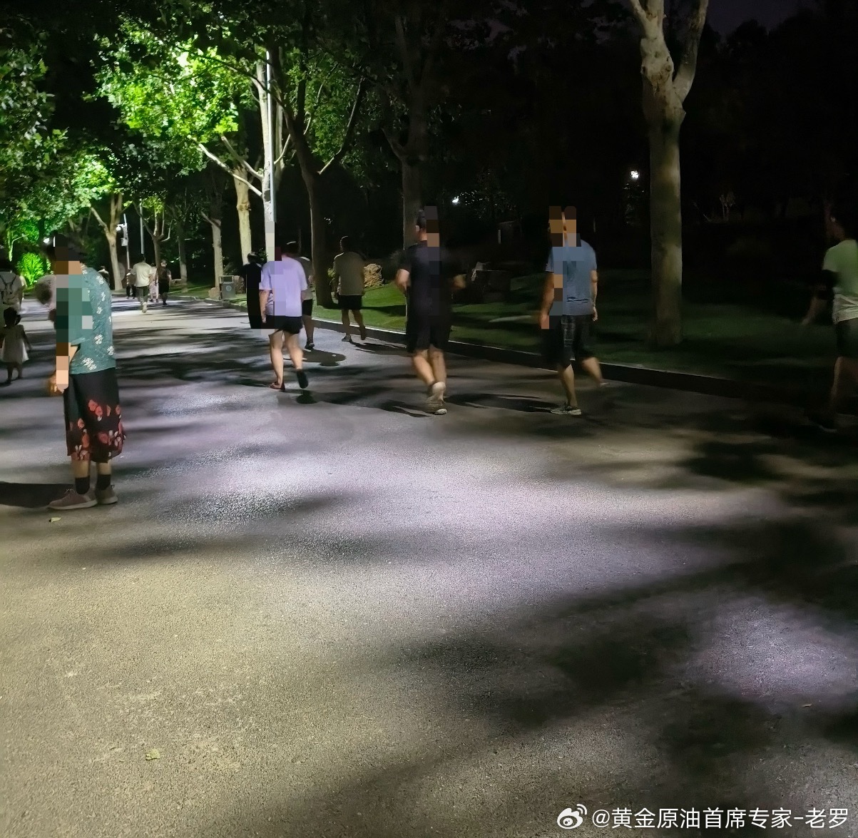 吃饭完开始今天的消化之旅，观察了一下还是年纪大的人居多，年轻人还是健身房多一些，