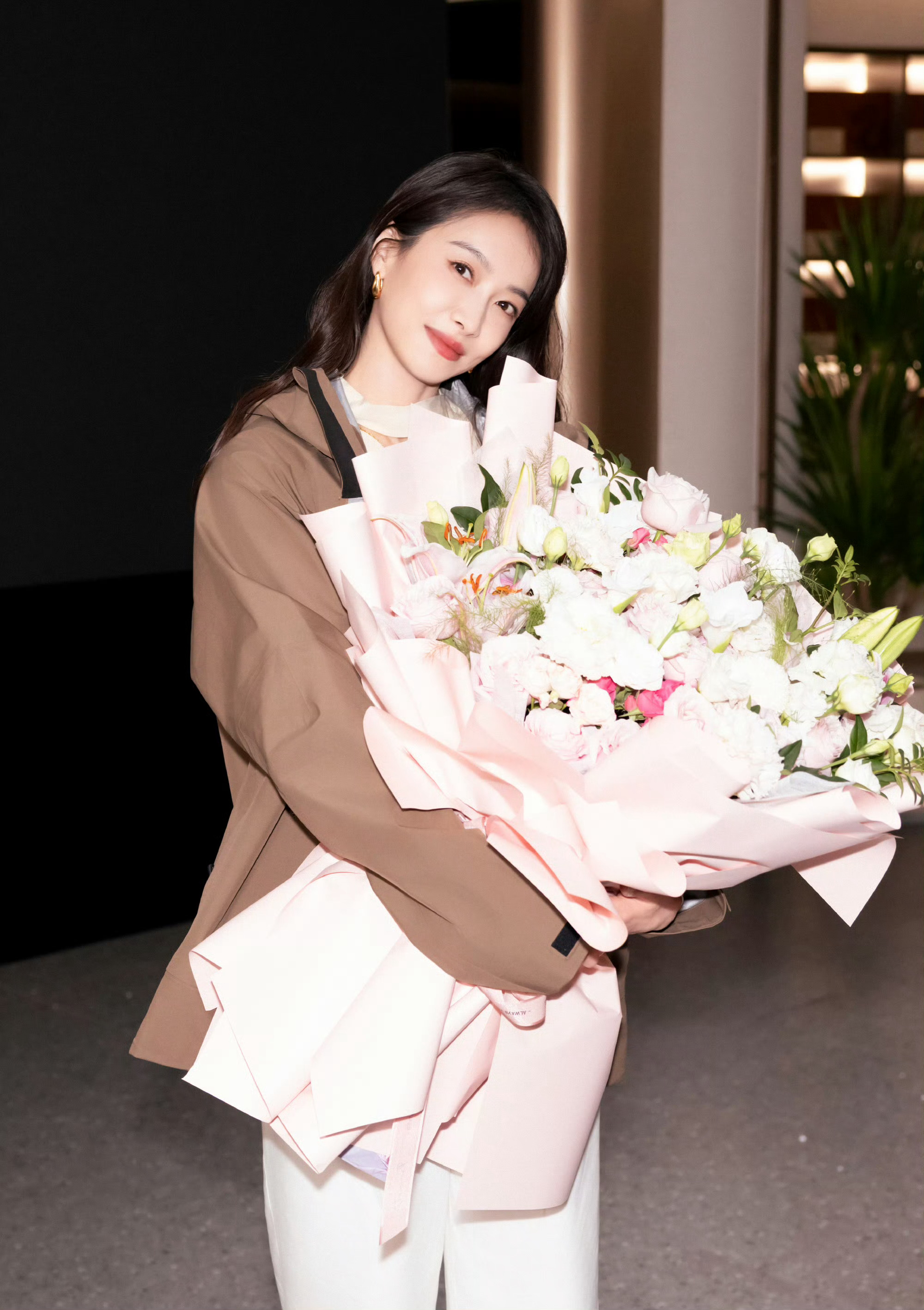 宋茜林妍柒杀青，杀青捧花照，行行行 