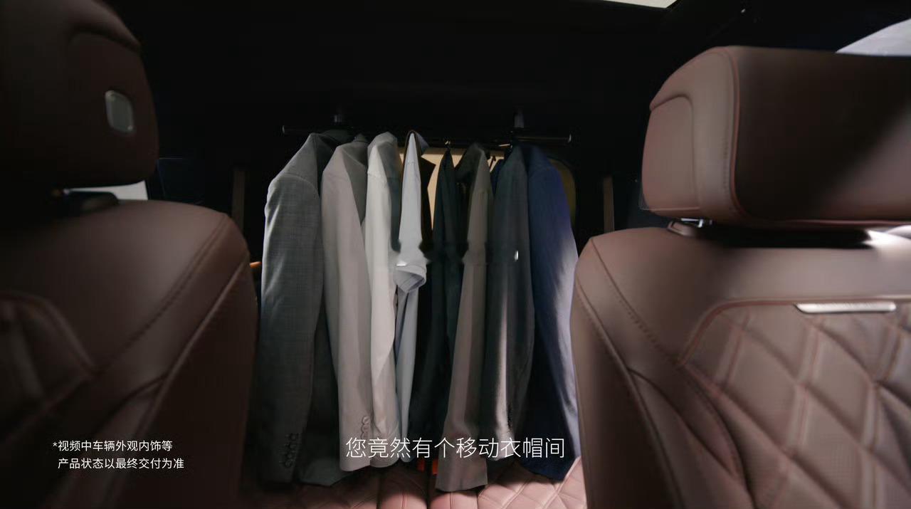 我一直没想明白es8车后面整个衣服挂有啥用，我寻思正常人谁没事干后面挂一排衣服，