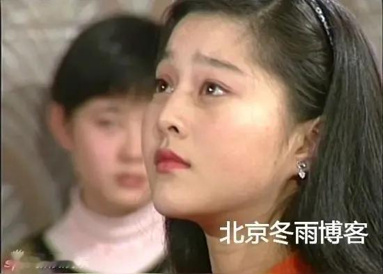 都说她是顶级大美人，刚岀道的时候，她的脸一边大一边小，都不对称。
后来的她确实也