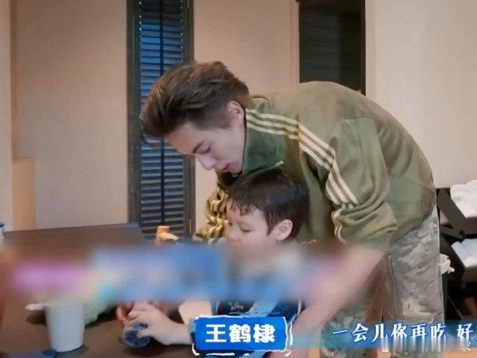 好像看到了王鹤棣当爸爸的样子从沟通到哄睡全程温柔在线，耐心又体贴，未来一定是超称