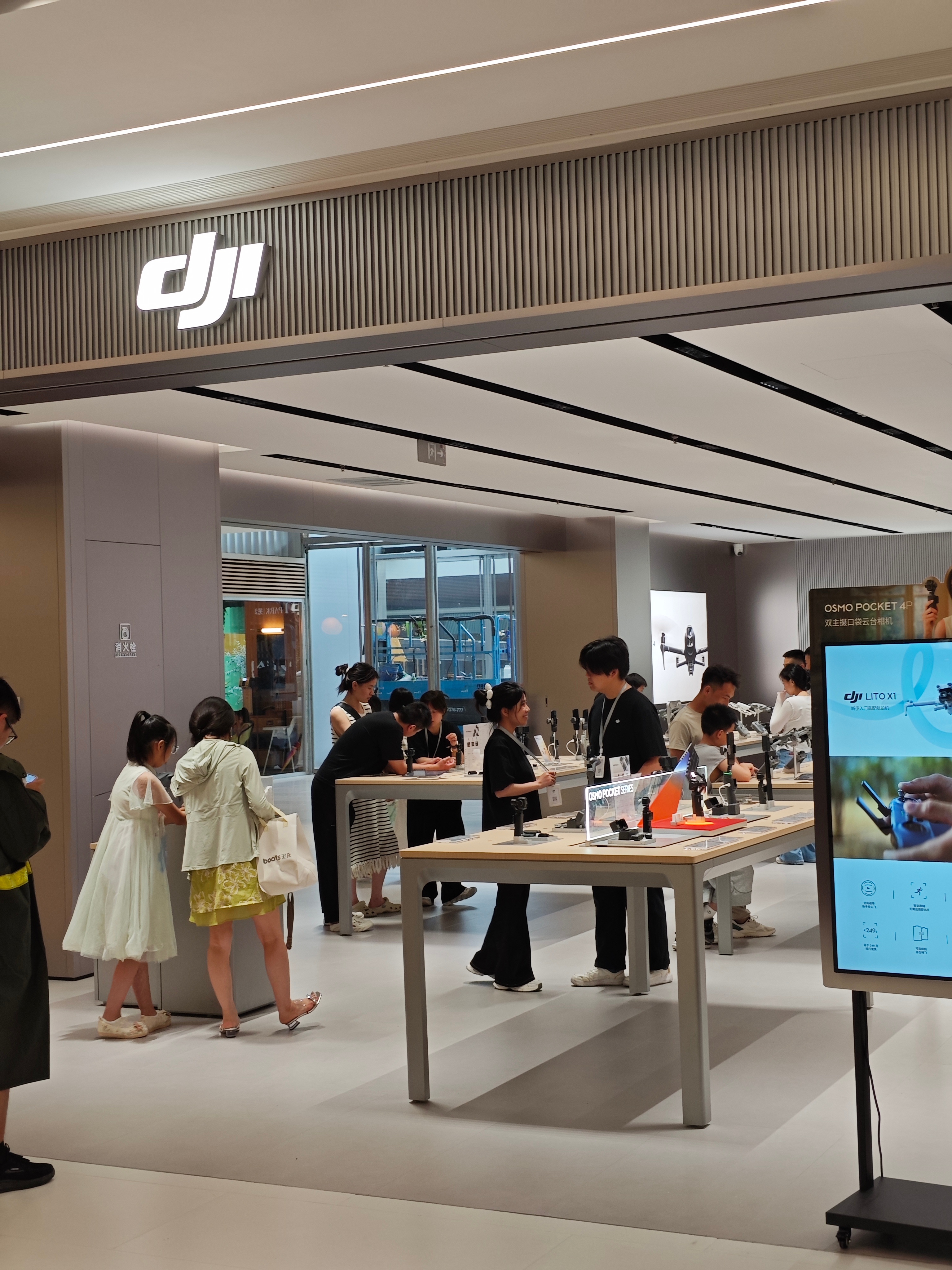 数码闲聊站 线下大疆门店体验大疆OSMO POCKET 4P!小姐姐细致演示设备