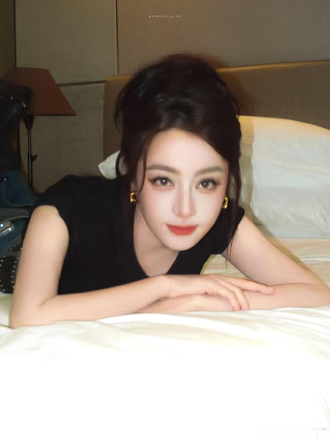 迪丽热巴玩嗨了这个人居然是迪丽热巴谁能想到优雅女神秒变搞笑配音！热巴在片场认真哒