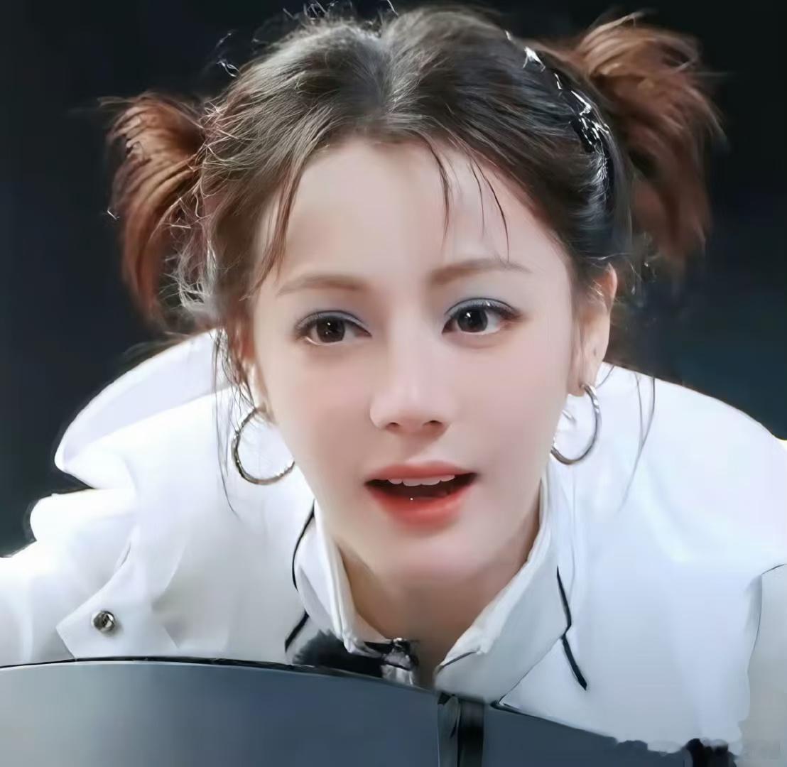 我的超话卡册迪丽热巴到北京了 ​​​