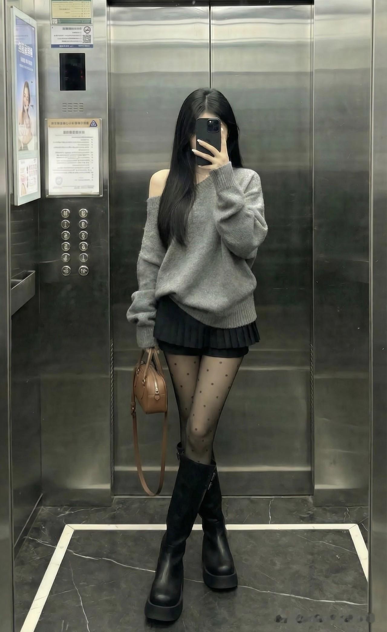 五十多岁的人了，
穿得像个二十出头的姑娘，这在长辈眼里简直就是“闹妖精”。

家