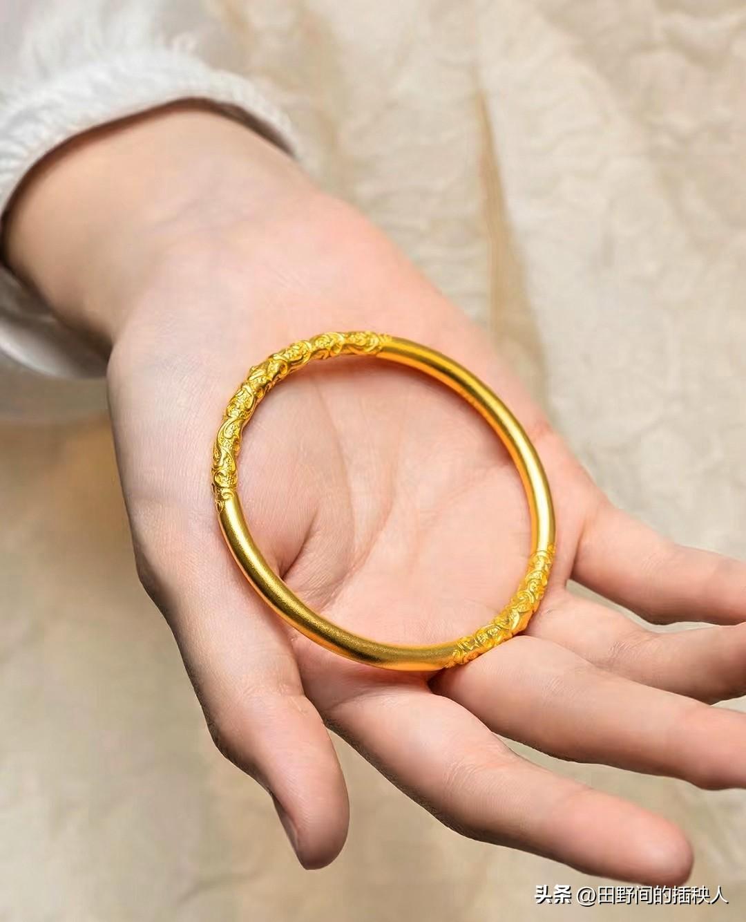 泪崩了！
金价1200的时候脑子一热，入手了个15克的金手镯，结果刚买完就暴跌，