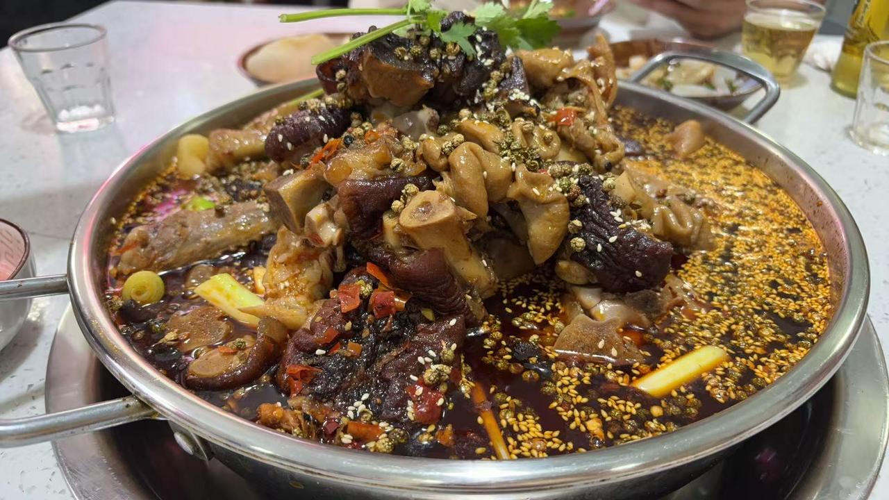 想吃这美味吗？

看着是不是很香？这是达州专有的美食，扎皮蹄花。
 
也不知道达