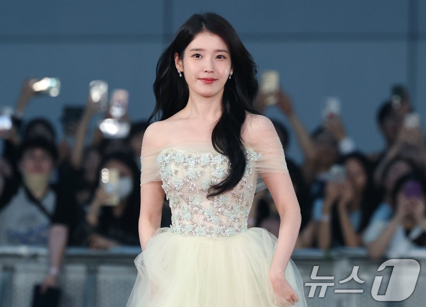 IU[超话]  🐥IU青龙视后 250718 IU青龙电视剧大赏新闻图Part