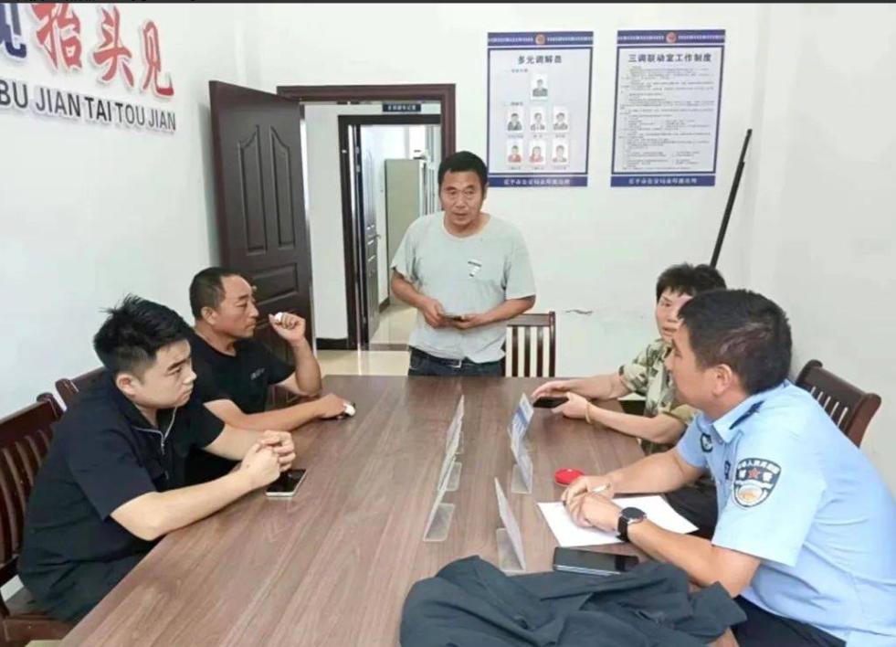 一个插线板退货，竟然让110、12345、消协三方都参与进来。
很多人看到这个故