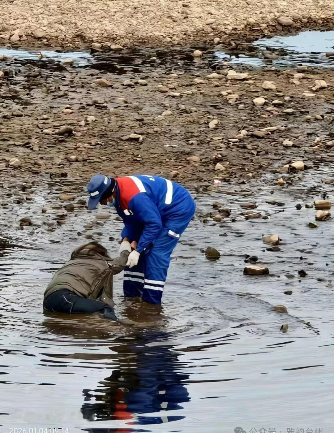 天台三茅溪畔的生死救援太揪心！女子漂浮水中情况危急，环卫工人见状毫不犹豫踏入寒溪