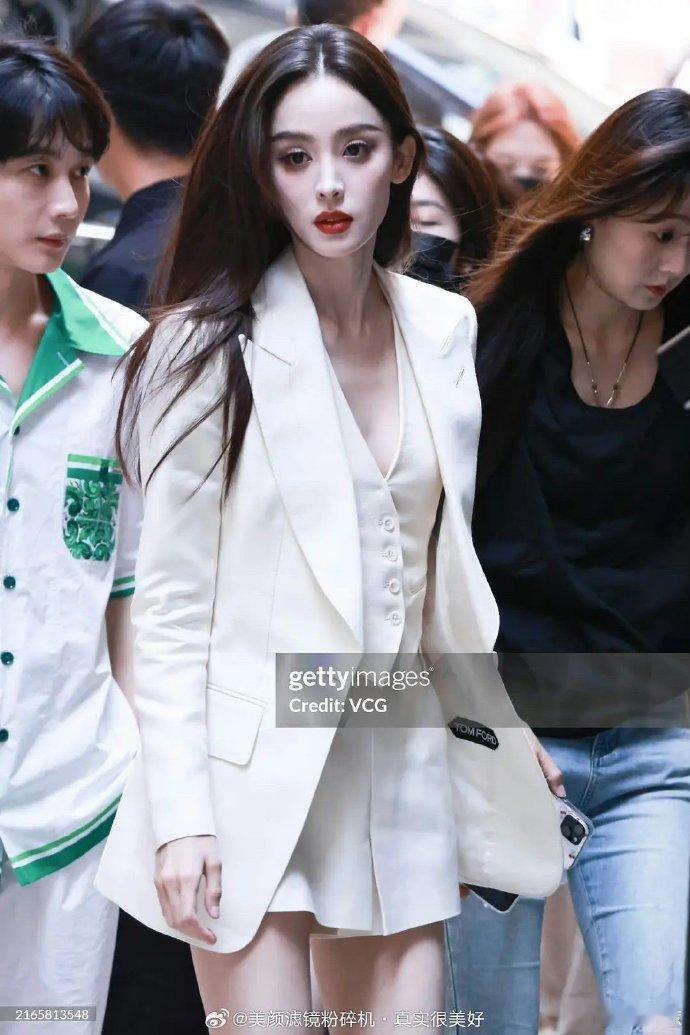 真美啊，个人觉得最美的新疆女明星是娜扎。 