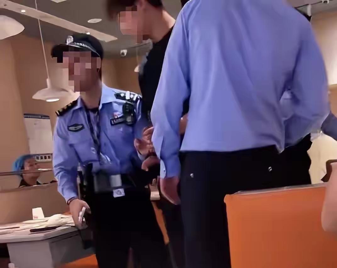 青岛小伙吃饭被误铐，这事也太冤了！
10月6号下午，青岛黄岛万达里，20多岁的小