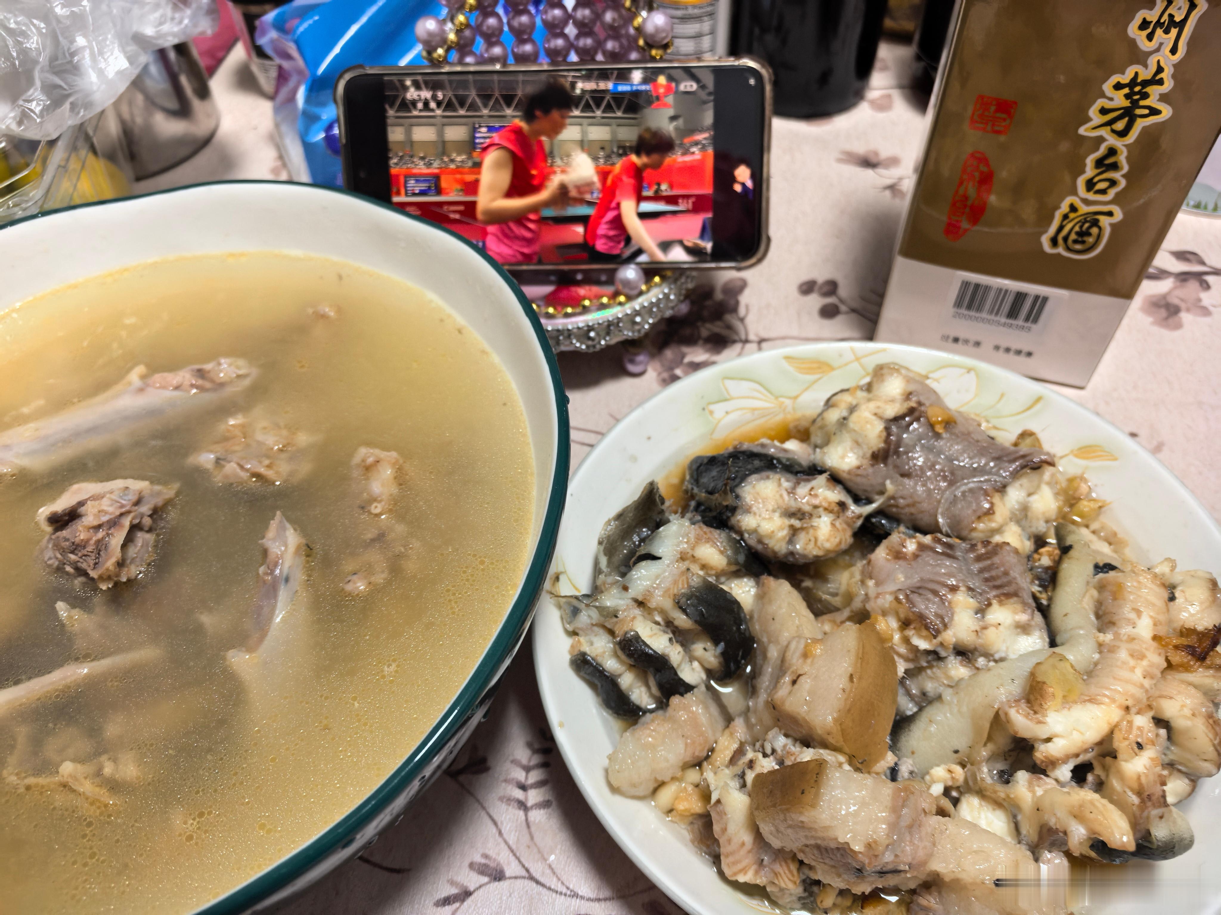 我的晚餐时间：看球赛，海曼，泥鸭婆汤，喝茅台…… ​​​