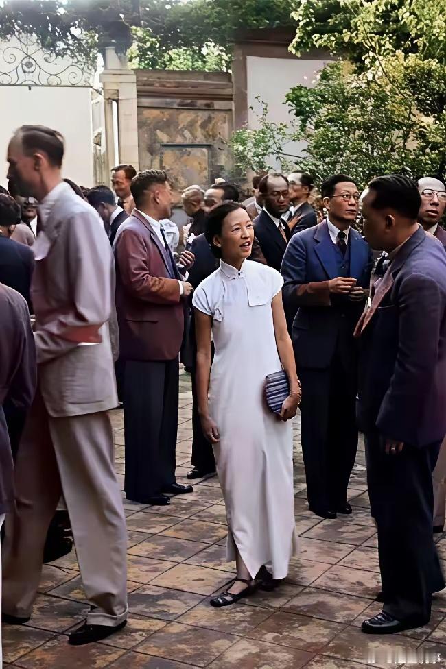 林徽因的这张照片拍摄于1939年是在云南昆明美领事馆活动上的抓拍照，她看起来瘦弱