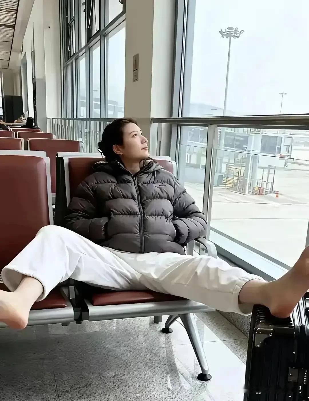 一夜之间，成都机场那位光脚劈叉的姑娘玩转了“互联网流量密码”，涨粉8万。之后她发