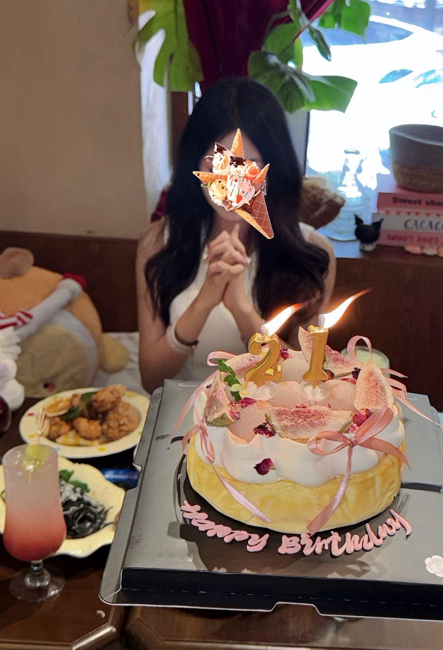 关晓彤 宝宝可以祝我21岁生日快乐嘛🥺21岁继续爱你