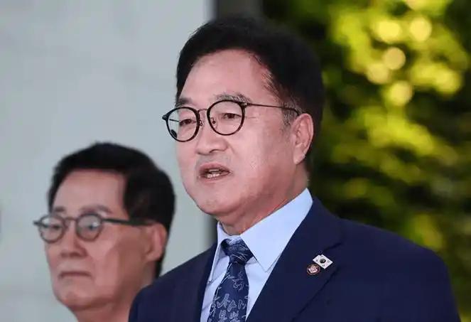 [太阳]韩国找到机会！在9.3阅兵结束后，韩议长与金正恩短暂见面。

（参考资料