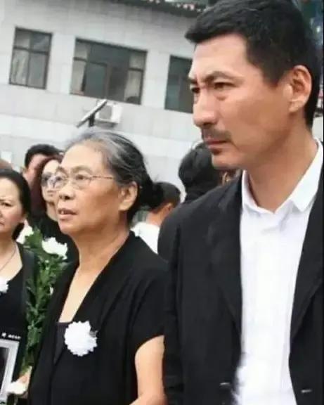 2005年，张子健演完《神探狄仁杰》之后，一回到家妻子就说离婚，他不肯离，妻子走