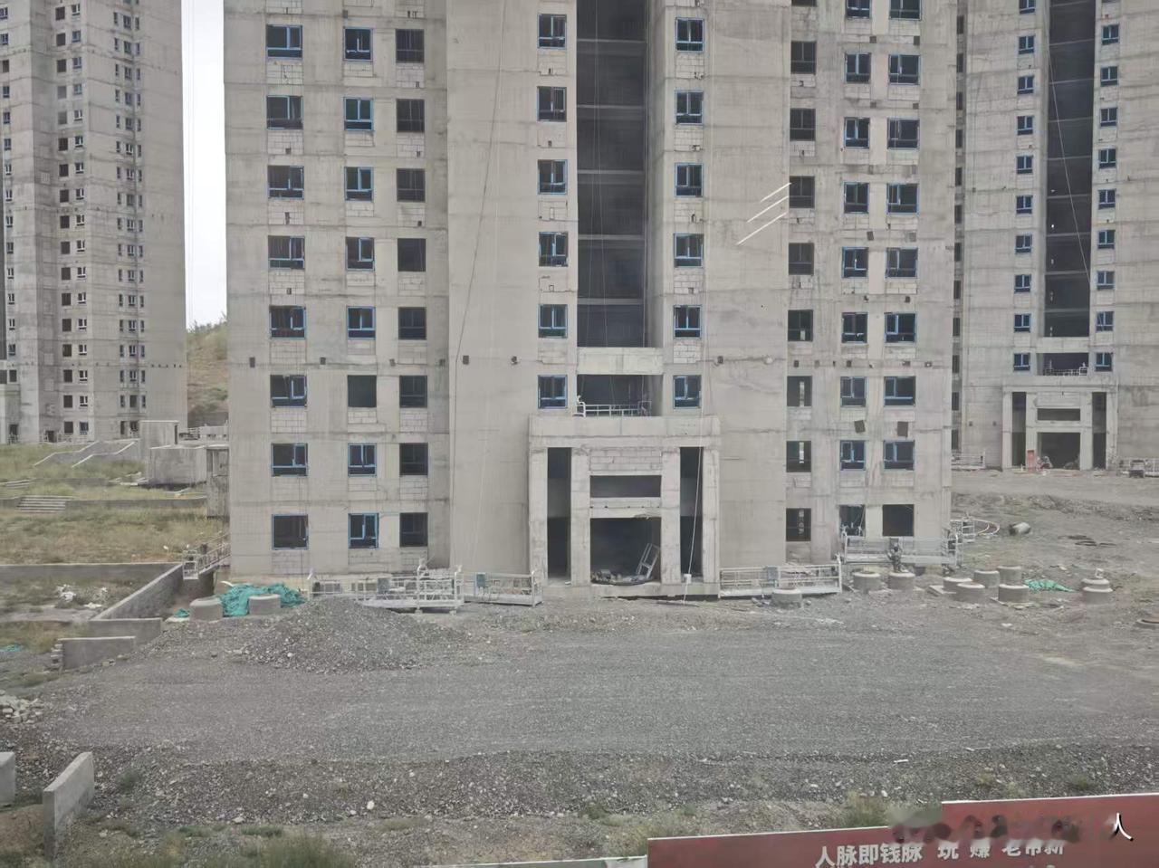 粉丝爆料，疫情后停工许久的丝路文化城石榴花园未交付楼栋终于有点动静了，楼下安装了