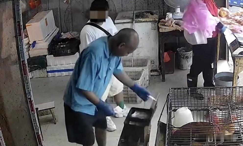 男子拿百元大钞买鸡，却当着店主的面耍心机，被打四个耳光后顿时就老实了！事情发生在
