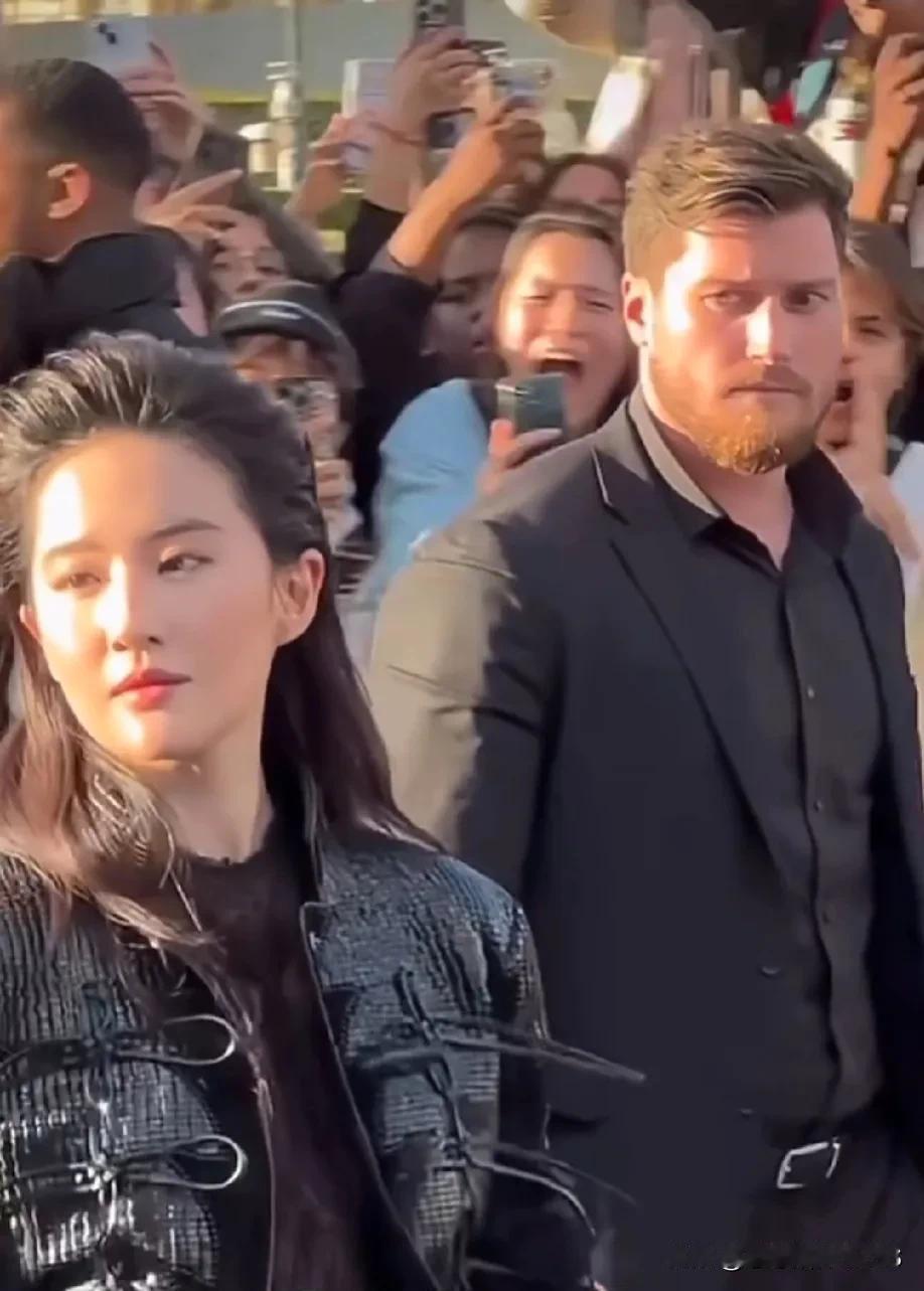 刘亦菲的这套造型确实令人心动，展现出她独特的优雅魅力。随着年龄的增长，她愈发散发