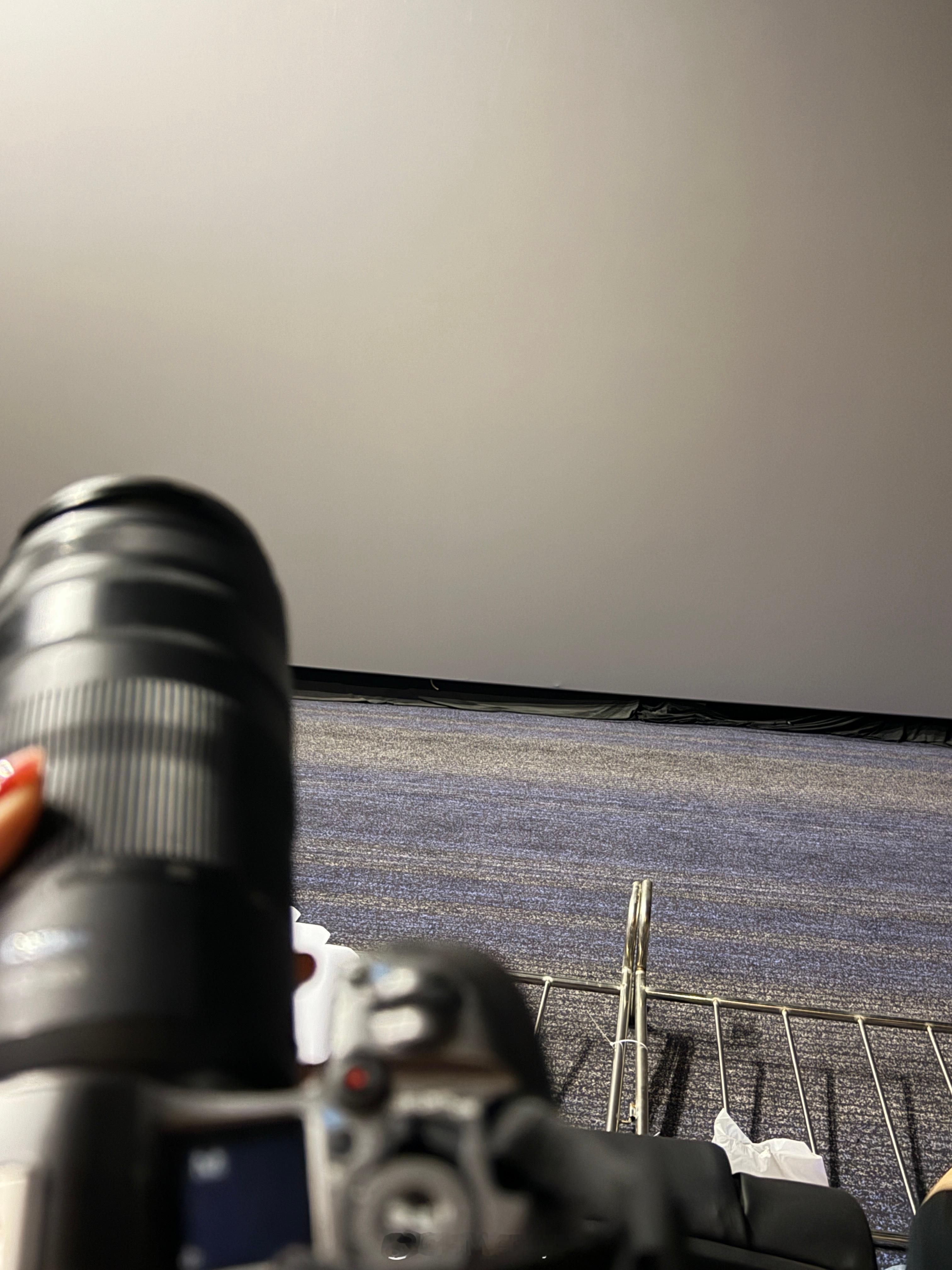 这和她坐我腿上有什么区别