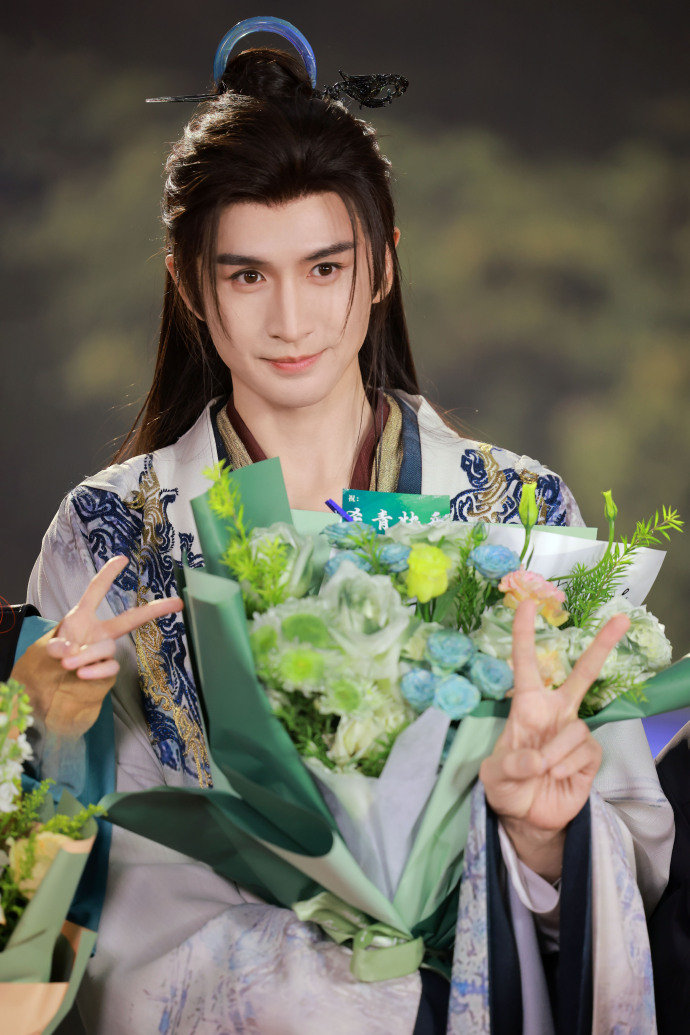 张云龙来战杀青vlog 张云龙来战捧花杀青照 张云龙来战捧花杀青照，张云龙来战杀