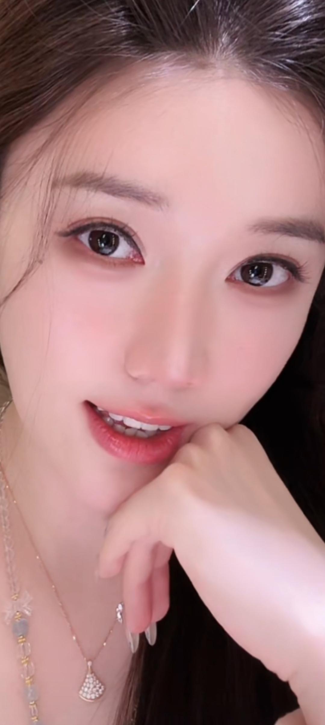 这位小姐姐好可爱，微笑好甜。