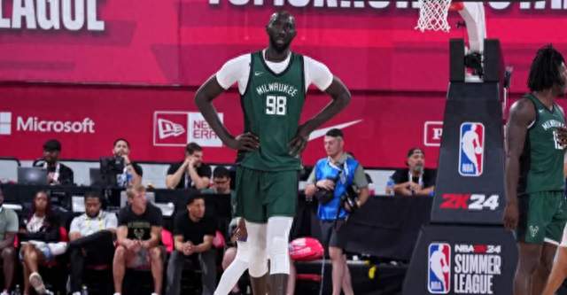 76 人连签三人！Exhibit10 合同出手，2 米 26 巨人法尔重返 NBA