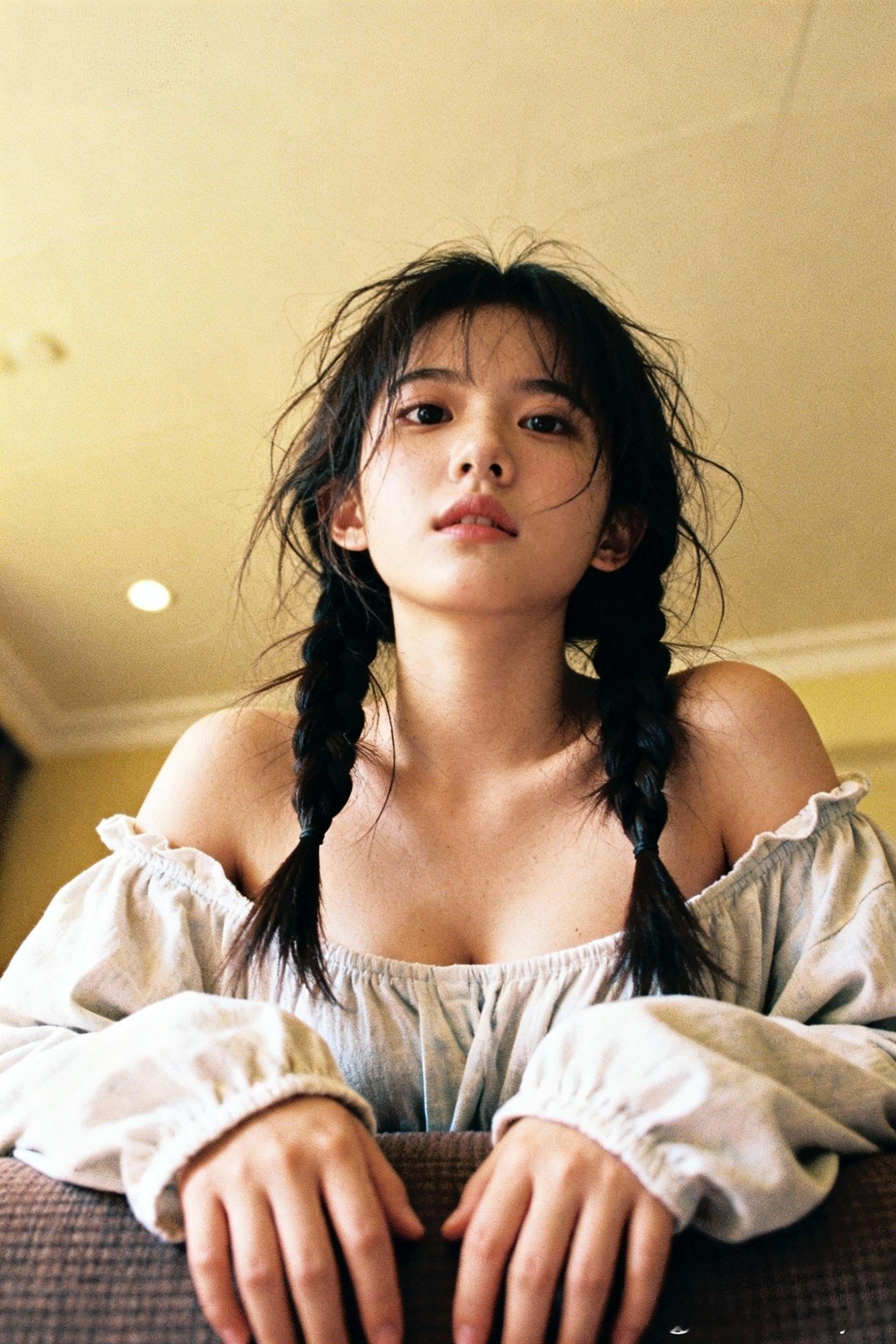 光落在她的脸上，像电影✨这两个小辫子好看不？一下子像年轻了好几岁一样😁 ​​​