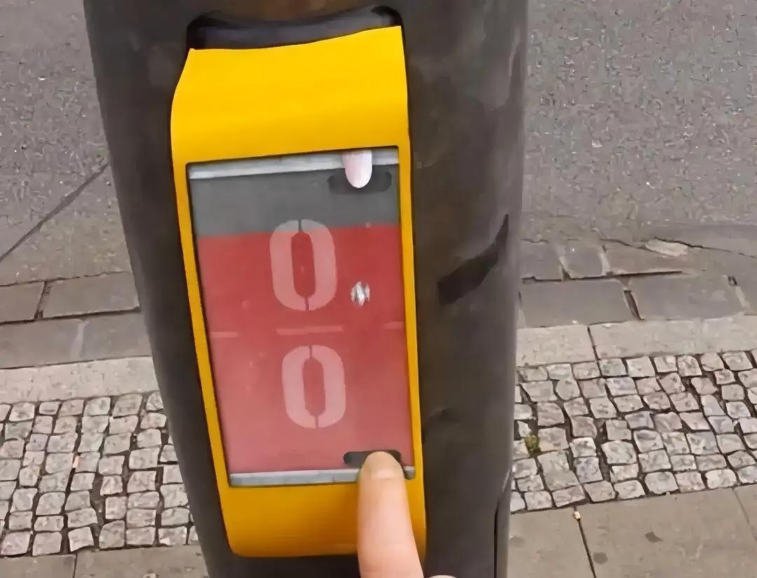 互动红绿灯
这是德国街头的ActiWait（StreetPong）互动游戏装置，