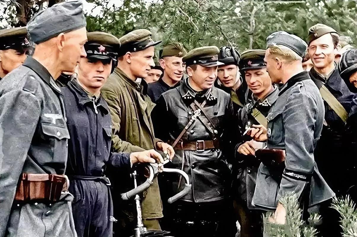 1939年10月，这位携带瓦尔特手枪的德军成为全场的焦点，右手抽着烟给苏军讲一战