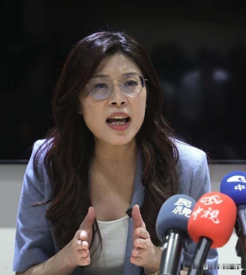 围岛军演震天响，郑丽文秒切变脸谱！昔日常挂嘴边“大国人”，如今扯着嗓子喊“别动武